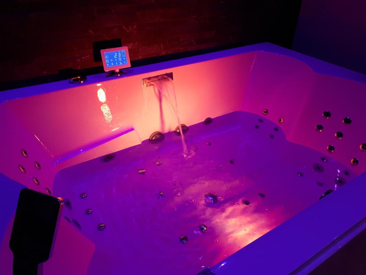 Spa Privatif Love Room, Le Hammam Et Bulles, Chez Nuits Chartraines شارتر المظهر الخارجي الصورة